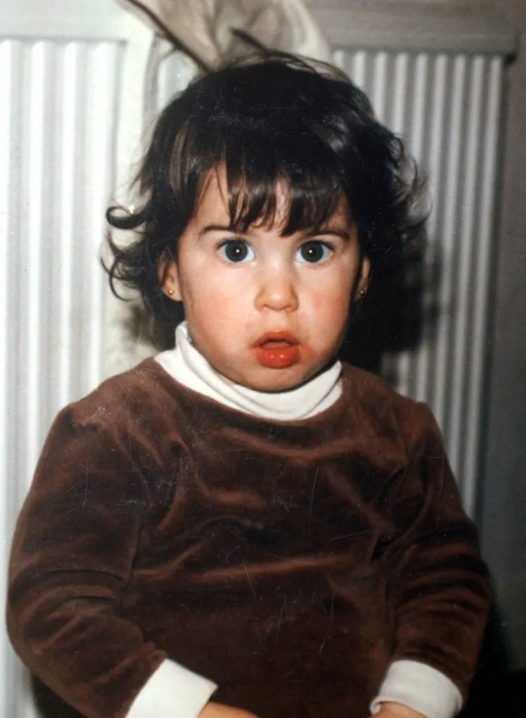 Njena majka Janis Winehouse svojedobno je otkrila kakva je Amy bila kao djevojčica. &quot;Uvijek je bila vesela, ali jako stidljiva djevojčica. S njom nikad nije bilo lako. Tek je bila prohodala kad se jednom gotovo ugušila celofanom u kolicima. Drugi put je nestala u parku&quot;, ispričala je.