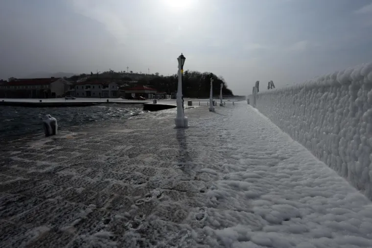 POLARNA ZIMA ZALEDILA SLAPOVE I MORE: Pogledajte senzacionalne fotografije hrvatskih prirodnih ljepota okovanih ledom