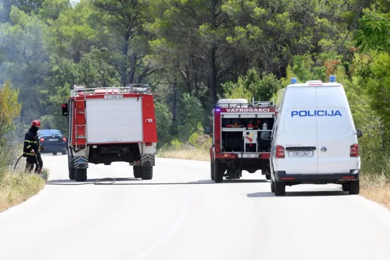 Pogledajte kako se vatrogasci uz pomoć kanadera bore s velikim požarima kod Vodica i Dubrave