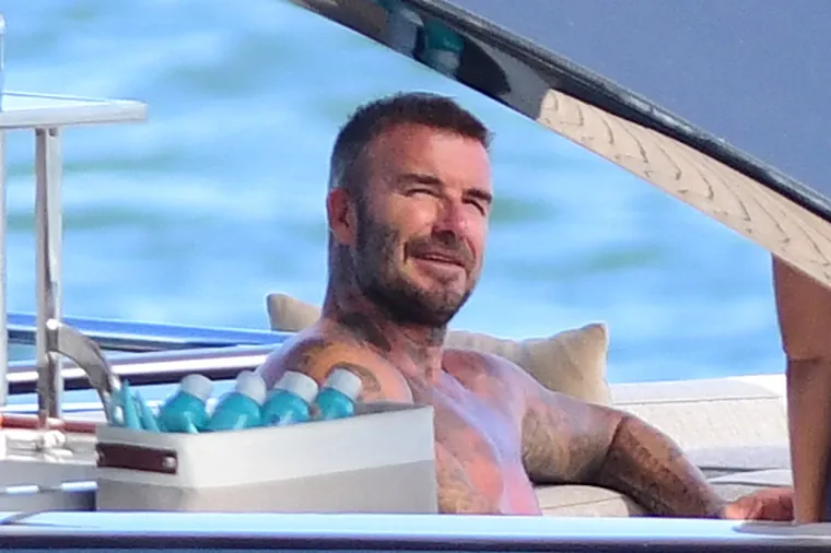 David Beckham pokazao svoj preplanuli torzo na jahti: Dok ga je usluživala zgodna žena nije skidao osmijeh s lica