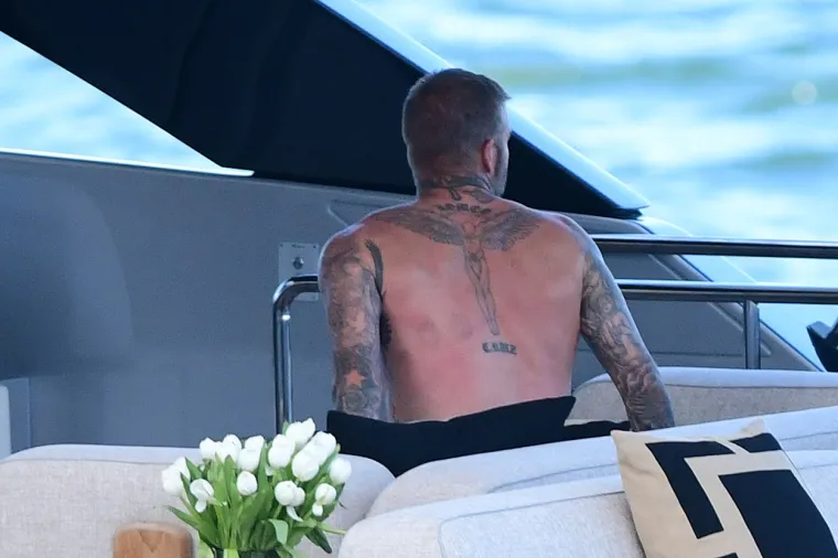 David Beckham pokazao svoj preplanuli torzo na jahti: Dok ga je usluživala zgodna žena nije skidao osmijeh s lica