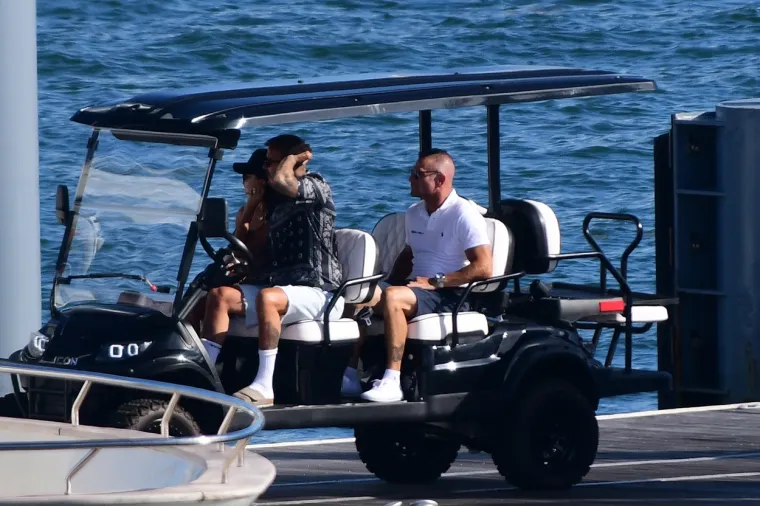 David Beckham pokazao svoj preplanuli torzo na jahti: Dok ga je usluživala zgodna žena nije skidao osmijeh s lica