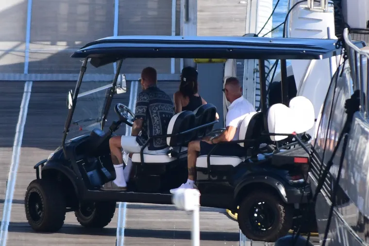 David Beckham pokazao svoj preplanuli torzo na jahti: Dok ga je usluživala zgodna žena nije skidao osmijeh s lica
