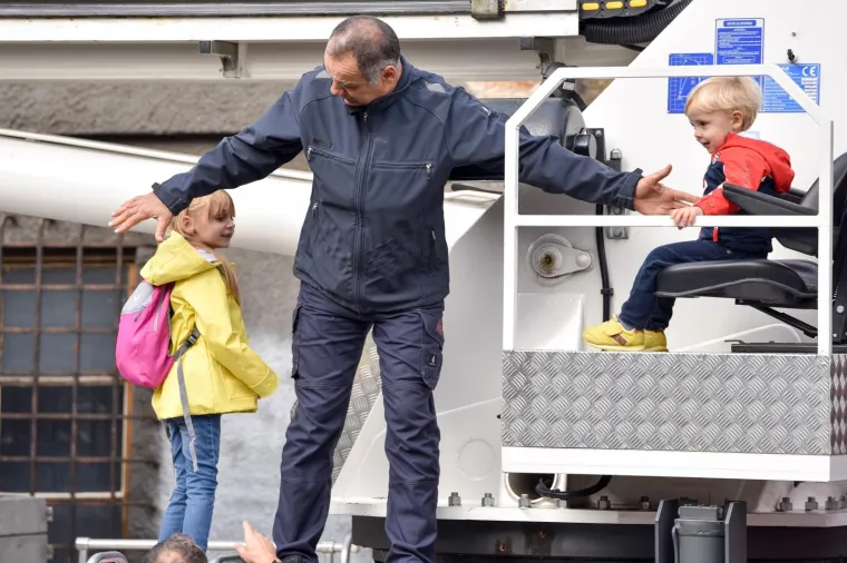 Djeca oduševljena zagrebačkim vatrogascima: Budno su pratila svaki njihov potez pa se i sama okušala u vježbi