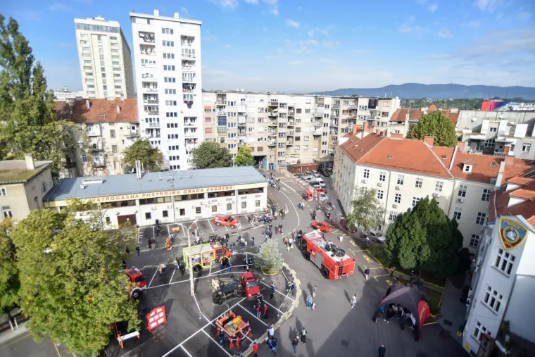 Djeca oduševljena zagrebačkim vatrogascima: Budno su pratila svaki njihov potez pa se i sama okušala u vježbi