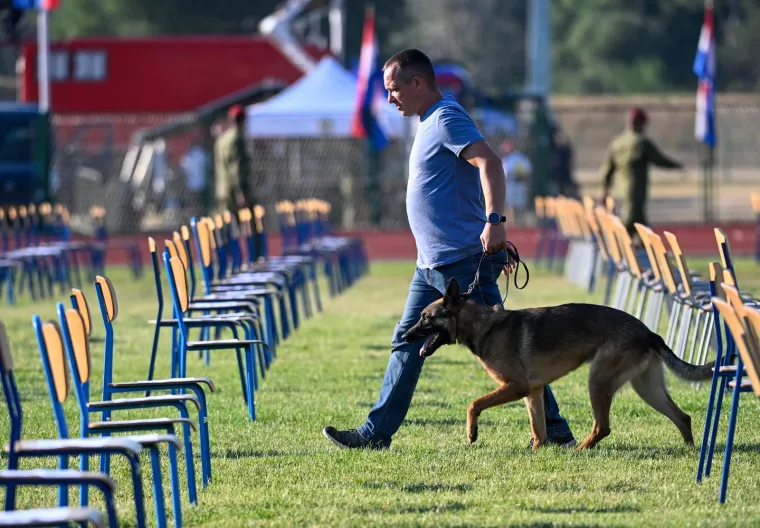 Program započinje polaganjem vijenaca na spomeniku Oluji, nakon čega slijedi središnja svečanost na stadionu