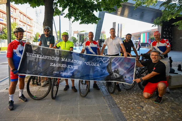 Program započinje polaganjem vijenaca na spomeniku Oluji, nakon čega slijedi središnja svečanost na stadionu