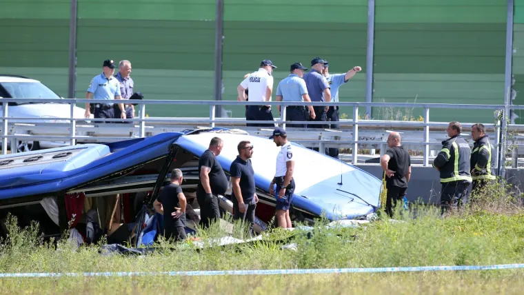 Fotografije s mjesta nesreće otkrivaju užas na autocesti A4: Ima puno poginulih, u tijeku je spašavaje ranjenih putnika