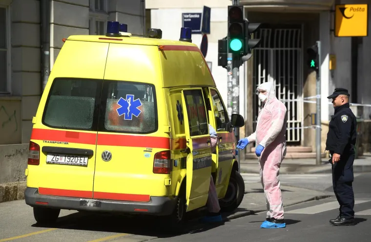 Medicinski djelatnici cijele su smjene provodili u zaštitnim odijelima. Imali su i cijeli pravilnik kako se ta odijela odijevaju i skidaju. Svako odijevanje trajalo je i 15 minuta, a nakon skidanja djelatnici su se provjetravali. 