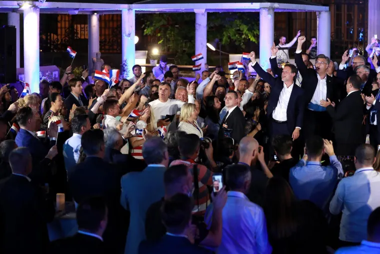 Izbori su se održavali gotovo najnormalnije, u stožerima se slavilo, a najviše razloga za slavlje bilo je u HDZ-ovom stožeru gdje su uz glasnu glazbu, bez maski i ičeg drugog - slavili pobjedu.