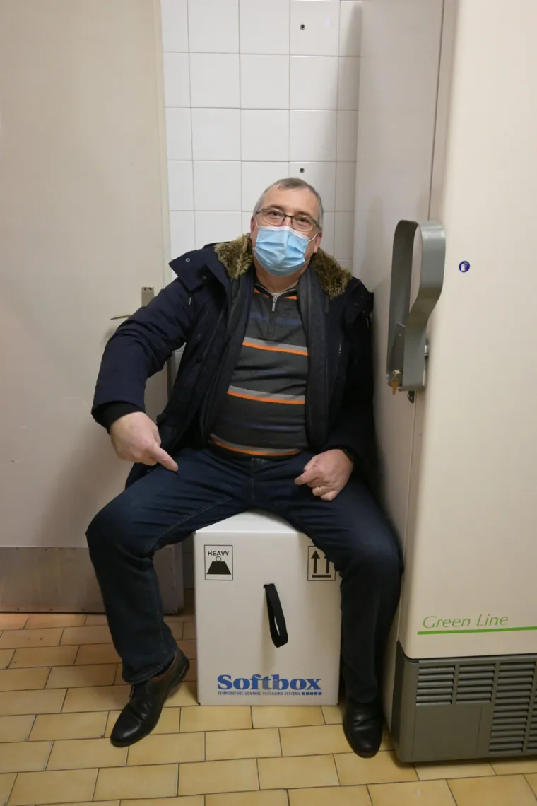 10. CAPAK SJEDI NA KUTIJI

Ravnatelj Hrvatskog zavoda za javno zdravstvo, Krunoslav Capak, s koordinatorima distribucije, dočekao je prvih 9750 doza cjepiva protiv koronavirusa tvrtke Pfizer-BioNTech. Javnost je ubrzo obaviještena o događaju, a vijest je pratilo i niz fotografija. Jedna je privukla posebno zanimanje javnosti, a na njoj se vidi kako Capak sjedi na kutiji od cjepiva. &quot;Gospodin Capak sjedio je na praznoj kutiji. Nitko nije toliko neodgovoran  da bi sjedio na tako osjetljivom cjepivu koje je najvažnija stvar u državi&quot;, rekla je njegova pomoćnica Marija Bubaš. 