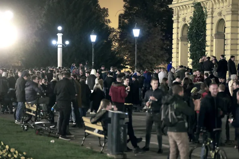 13. MLADI I HNK

Budući da je pandemija ispraznila kafiće, mladi Zagrepčani počeli su se okupljati ispred HNK. Tzv. najveći tulum na otvorenom trajao je mjesecima, mladi su se svaki vikend okupljali, družili, slušali glazbu i pili. 