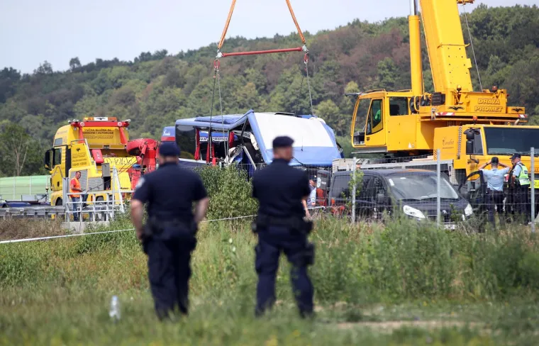 Pogledajte izvlačenje poljskog autobusa nakon stravične nesreće u kojoj je poginulo 12 ljudi