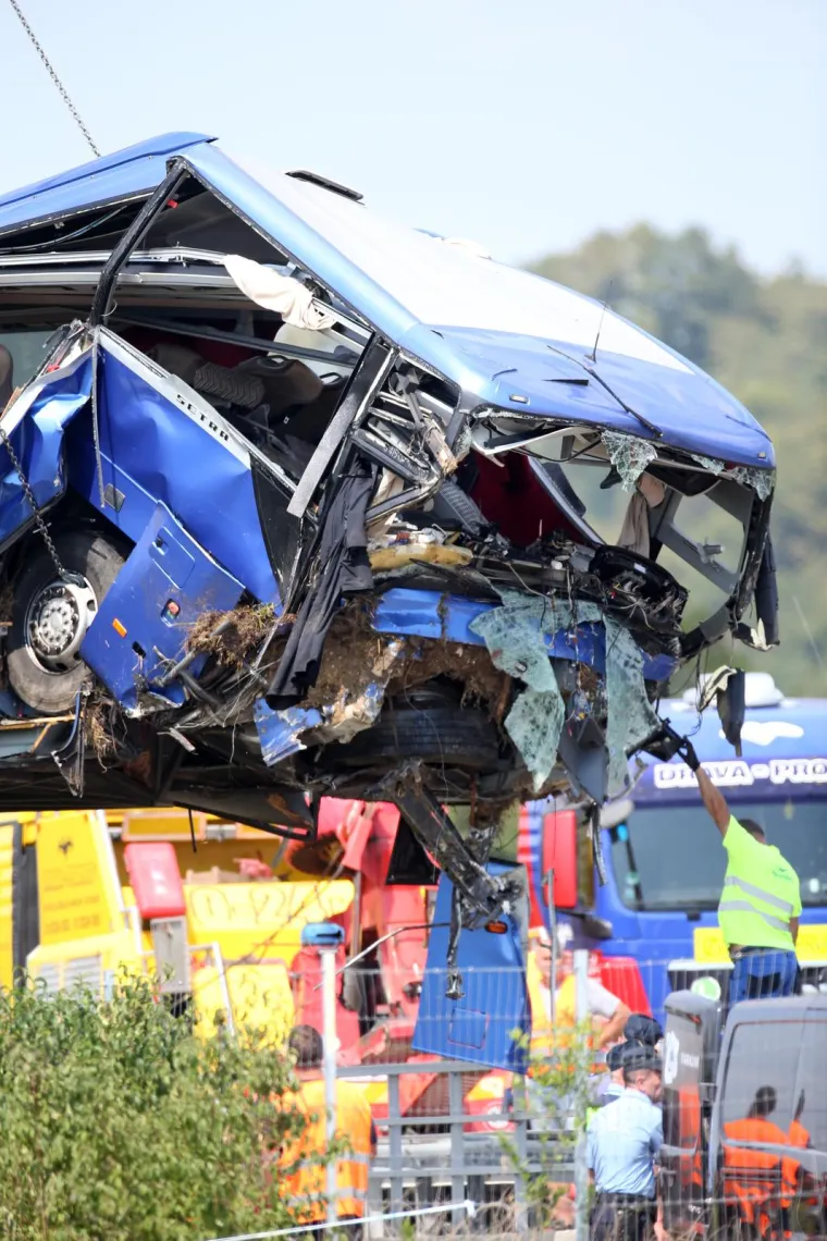 Pogledajte izvlačenje poljskog autobusa nakon stravične nesreće u kojoj je poginulo 12 ljudi