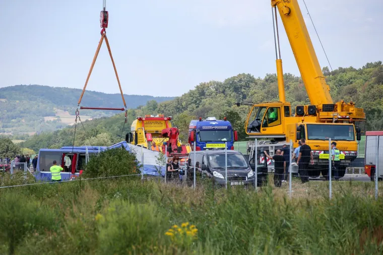 Pogledajte izvlačenje poljskog autobusa nakon stravične nesreće u kojoj je poginulo 12 ljudi