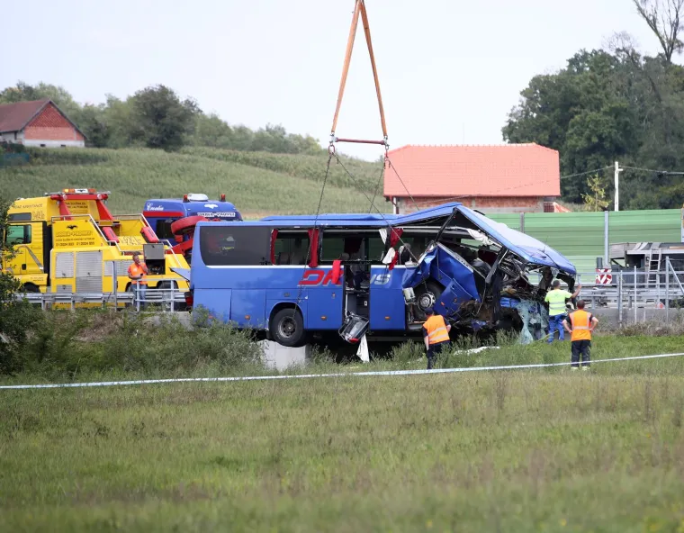 Pogledajte izvlačenje poljskog autobusa nakon stravične nesreće u kojoj je poginulo 12 ljudi