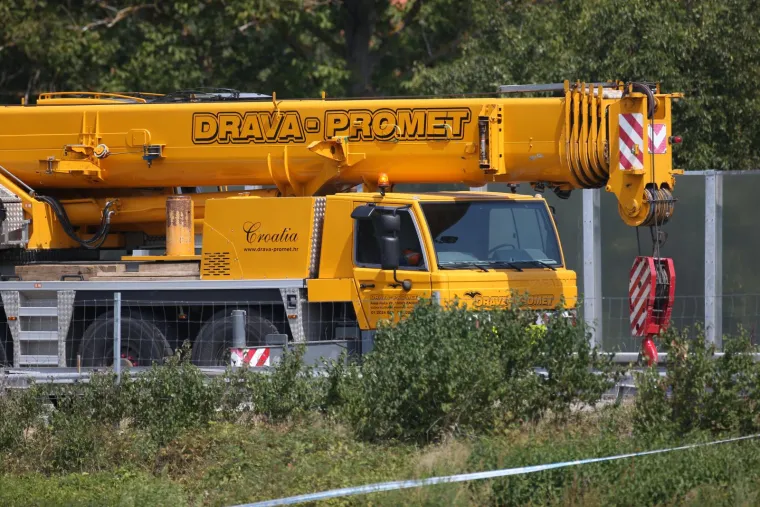 Pogledajte izvlačenje poljskog autobusa nakon stravične nesreće u kojoj je poginulo 12 ljudi