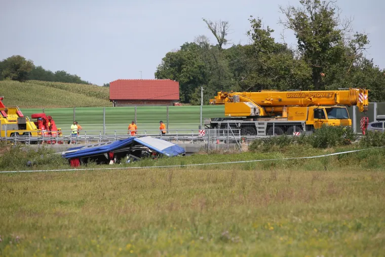 Pogledajte izvlačenje poljskog autobusa nakon stravične nesreće u kojoj je poginulo 12 ljudi
