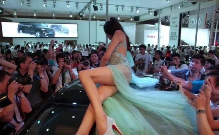 PRAVI RAZLOG ZBOG KOJEG MUŠKARCI ODLAZE NA AUTO SHOW: U Aziji ne mare za aute, ali su opsjednuti hostesama
