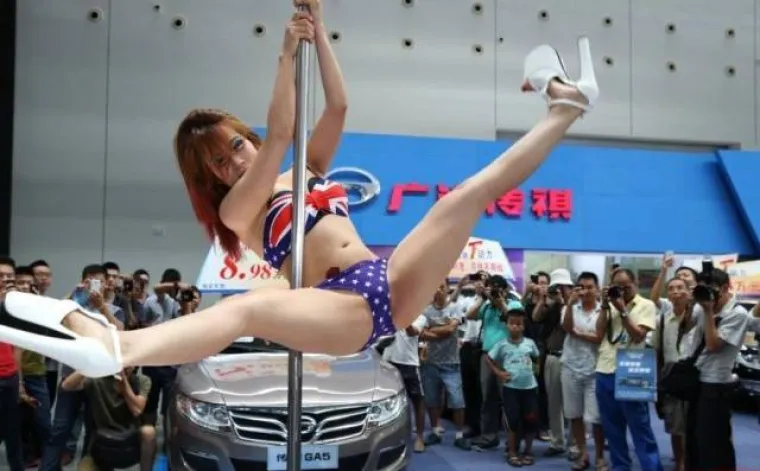 PRAVI RAZLOG ZBOG KOJEG MUŠKARCI ODLAZE NA AUTO SHOW: U Aziji ne mare za aute, ali su opsjednuti hostesama