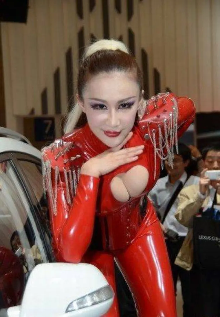 PRAVI RAZLOG ZBOG KOJEG MUŠKARCI ODLAZE NA AUTO SHOW: U Aziji ne mare za aute, ali su opsjednuti hostesama