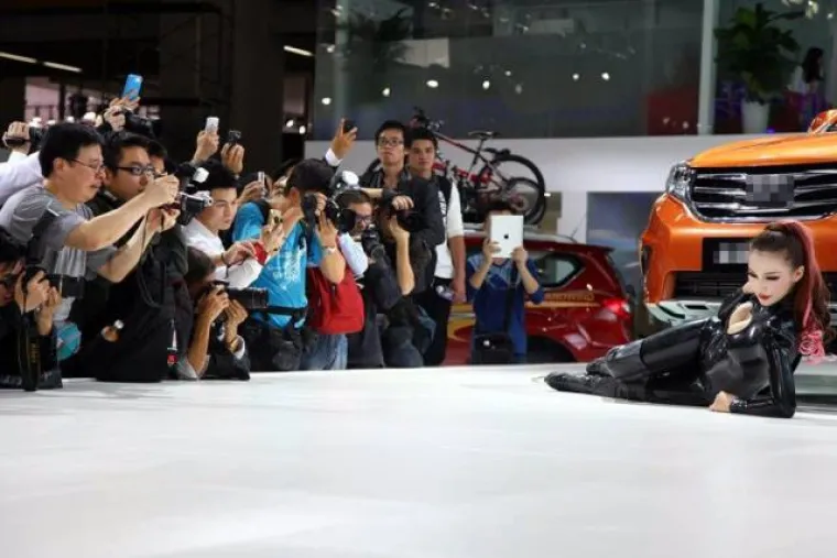 PRAVI RAZLOG ZBOG KOJEG MUŠKARCI ODLAZE NA AUTO SHOW: U Aziji ne mare za aute, ali su opsjednuti hostesama