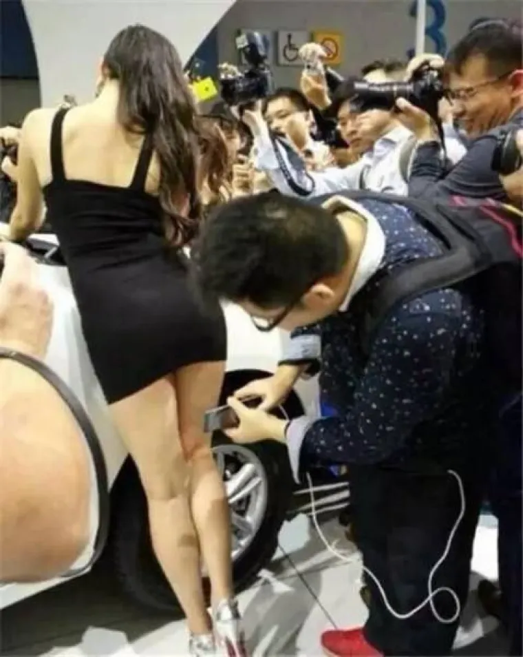 PRAVI RAZLOG ZBOG KOJEG MUŠKARCI ODLAZE NA AUTO SHOW: U Aziji ne mare za aute, ali su opsjednuti hostesama
