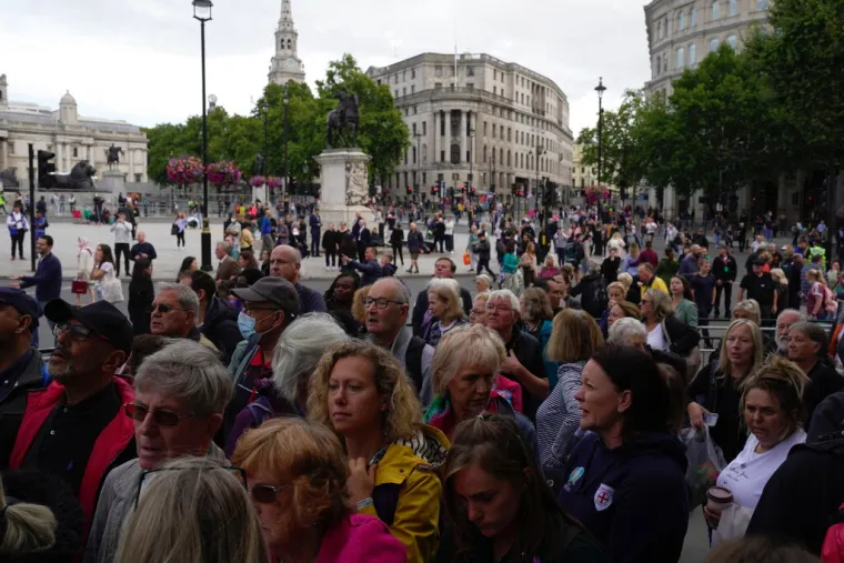 'Posljednje putovanje kraljice Elizabete': Cijeli London čeka povorku s lijesom, obustavljeni i letovi aviona