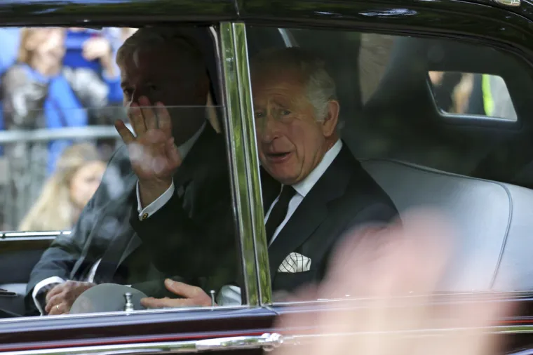 'Posljednje putovanje kraljice Elizabete': Cijeli London čeka povorku s lijesom, obustavljeni i letovi aviona