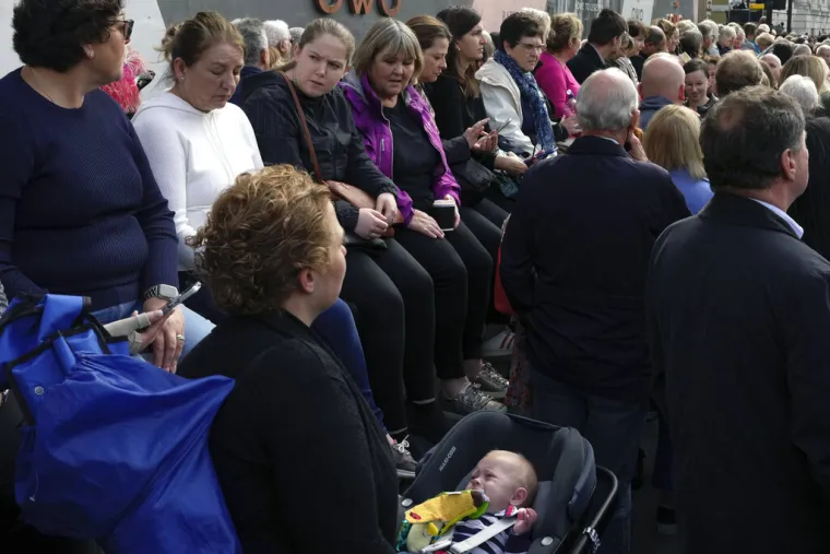 'Posljednje putovanje kraljice Elizabete': Cijeli London čeka povorku s lijesom, obustavljeni i letovi aviona