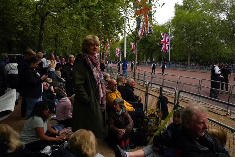 'Posljednje putovanje kraljice Elizabete': Cijeli London čeka povorku s lijesom, obustavljeni i letovi aviona