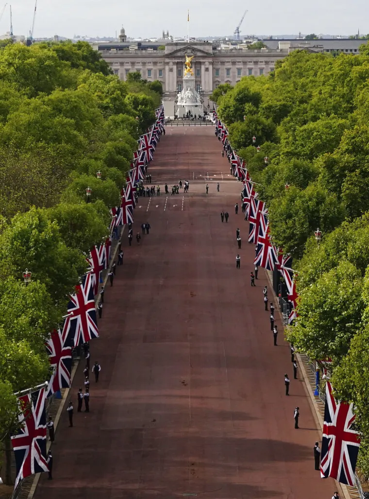 'Posljednje putovanje kraljice Elizabete': Cijeli London čeka povorku s lijesom, obustavljeni i letovi aviona