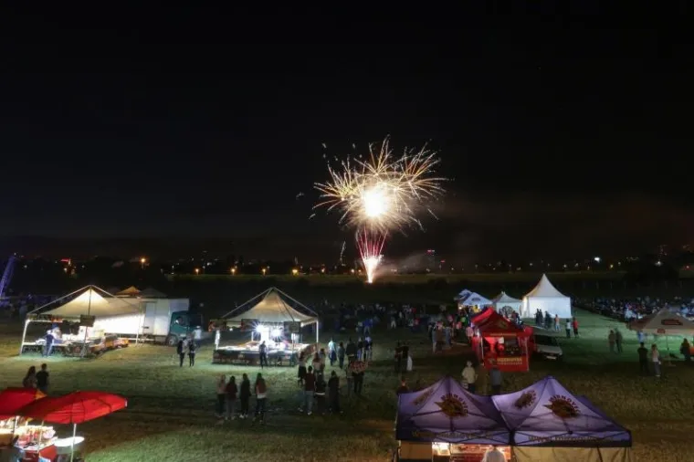 Na zagrebačkom Bundeku počeo popularni Festival vatrometa
