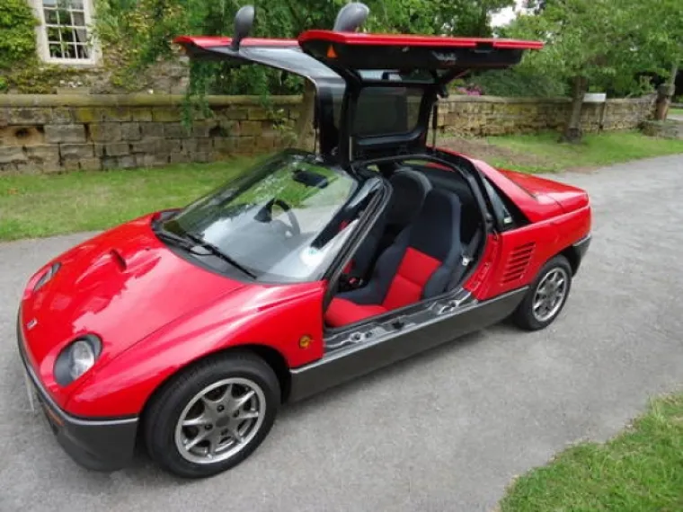 AUTOZAM AZ-1: Kao i Tesla, tako i ovaj kei auto malih proporcija i još manjeg motora ima vrata poput galebovih krila. Autozam AZ-1 ima motor u sredini, pogon na prednje kotače, a napravljeno ih je samo 4300.