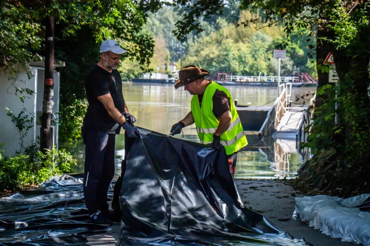 Nabujali Dunav stigao do mađarskog parlamenta, Budimpešta čeka katastrofu: 'Situacija je kritična'