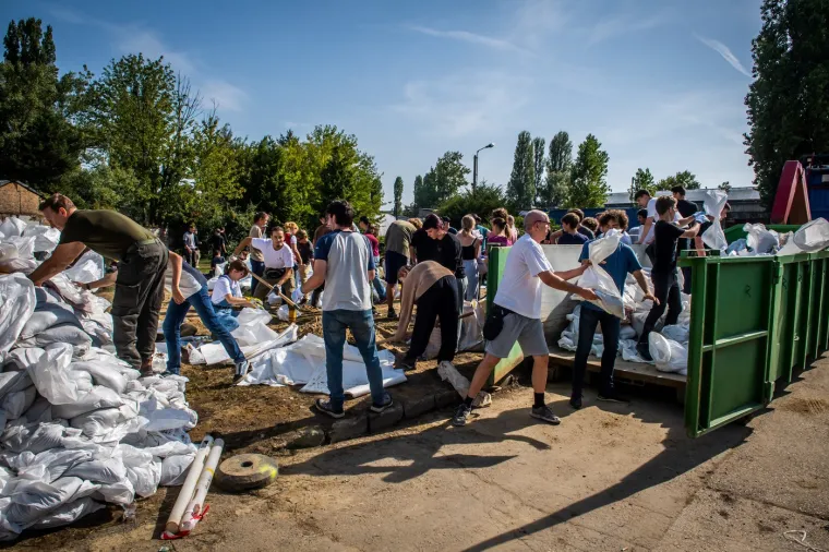 Nabujali Dunav stigao do mađarskog parlamenta, Budimpešta čeka katastrofu: 'Situacija je kritična'
