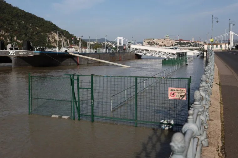 Nabujali Dunav stigao do mađarskog parlamenta, Budimpešta čeka katastrofu: 'Situacija je kritična'