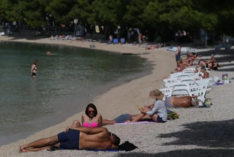 Početak listopada na makarskoj plaži. Nakon ljetnih gužvi došlo je vrijeme kada su temperature mora više od onih vani. Vrijeme je to za ugodno kupanje i sunčanje u miru bez vike i galame kao što je u četvrtak bilo na makarskoj velikoj plaži.