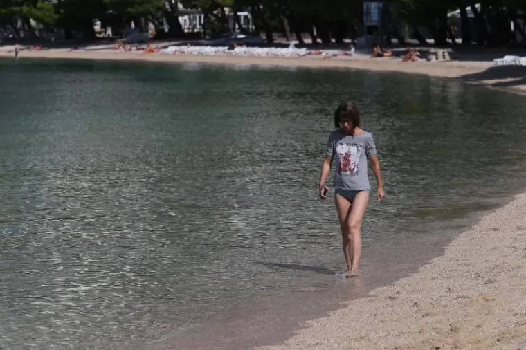 Početak listopada na makarskoj plaži. Nakon ljetnih gužvi došlo je vrijeme kada su temperature mora više od onih vani. Vrijeme je to za ugodno kupanje i sunčanje u miru bez vike i galame kao što je u četvrtak bilo na makarskoj velikoj plaži.
