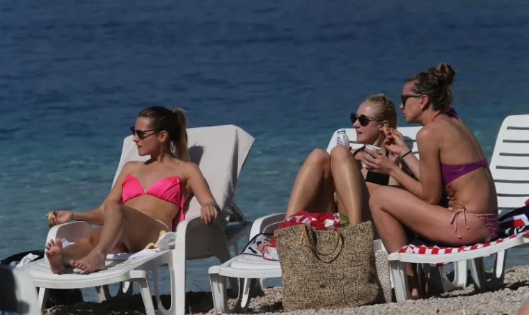 Početak listopada na makarskoj plaži. Nakon ljetnih gužvi došlo je vrijeme kada su temperature mora više od onih vani. Vrijeme je to za ugodno kupanje i sunčanje u miru bez vike i galame kao što je u četvrtak bilo na makarskoj velikoj plaži.