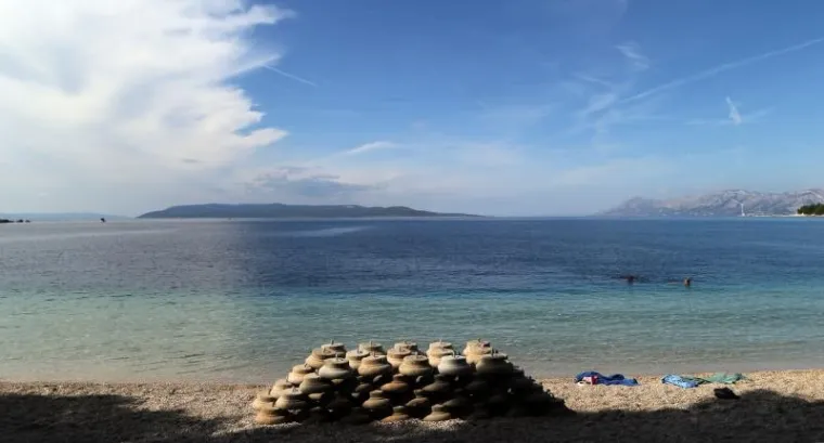 Početak listopada na makarskoj plaži. Nakon ljetnih gužvi došlo je vrijeme kada su temperature mora više od onih vani. Vrijeme je to za ugodno kupanje i sunčanje u miru bez vike i galame kao što je u četvrtak bilo na makarskoj velikoj plaži.