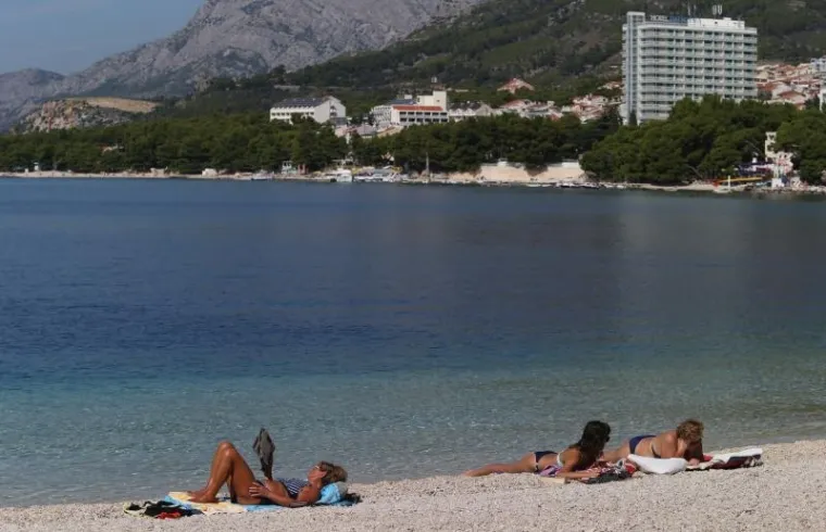 Početak listopada na makarskoj plaži. Nakon ljetnih gužvi došlo je vrijeme kada su temperature mora više od onih vani. Vrijeme je to za ugodno kupanje i sunčanje u miru bez vike i galame kao što je u četvrtak bilo na makarskoj velikoj plaži.
