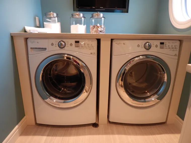 Kombinirane perilice sušilice nisu energetski učinkovite kao pojedinačne perilice i sušilice rublja. Namještanjem centrifuge na 1600 okretaja po minuti kod sušenja odjeće možete uštedjeti i do 30 % električne energije
