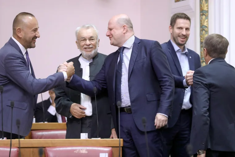 Do jučer su se gledali preko nišana - pogledajte što danas rade: A nakon ovih slika poznato i tko je dijelio sobu sa zaraženim Plenkovićem?