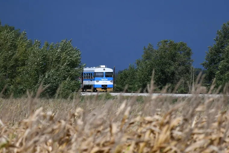 Slike s mjesta stravične nesreće: U naletu vlaka poginuli žena i dvoje male djece. Bili su na putu za bolnicu