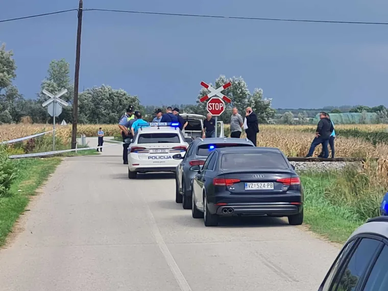 Slike s mjesta stravične nesreće: U naletu vlaka poginuli žena i dvoje male djece. Bili su na putu za bolnicu