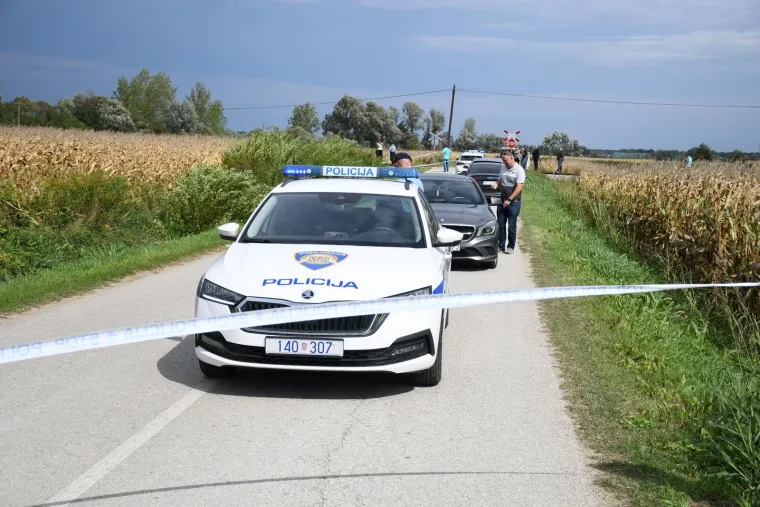 Slike s mjesta stravične nesreće: U naletu vlaka poginuli žena i dvoje male djece. Bili su na putu za bolnicu