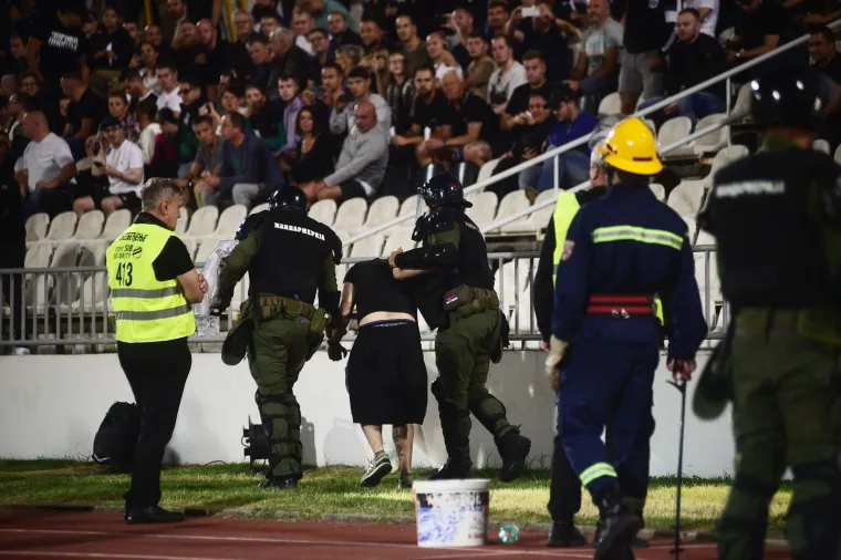 Neredi, utrčavanje na teren i hat-trick bivšeg igrača Gorice. Ovako je izgledala utakmica Zvezde i Partizana