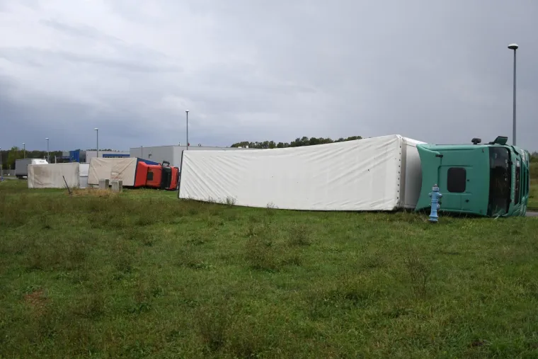 Nevrijeme poharalo Čazmu: Ozlijeđeno je dijete, srušen dalekovod, razvaljeni krovovi i prevrnuti kamioni