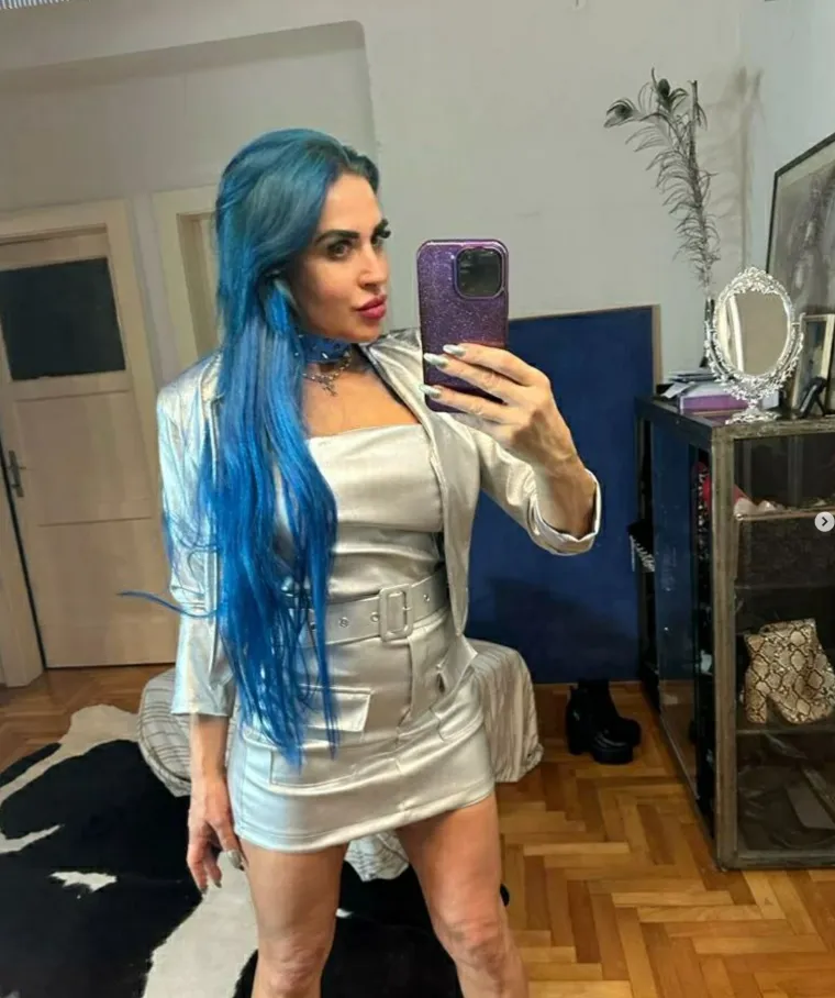 &quot;Nazvala sam se Vampiricom jer mi zapravo živimo u svijetu vampira, ljudi gaze jedni preko drugih kako bi postigli ciljeve, gaze preko mrtvih da bi postigli ono što žele… Postali smo surovi kao vampiri. Veliki su pojeli male... Ne traže se načini, samo se postiže&quot;, rekla je Olja za Net.hr. 